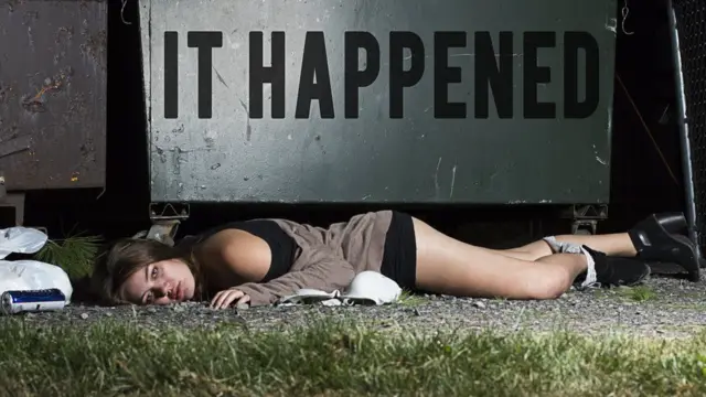 Mujer tirada en el piso con la ropa interior a los tobillos