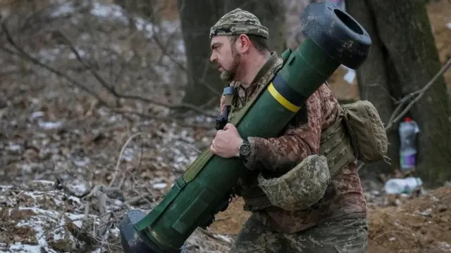 ทหารยูเครนถือเครื่องยิงขีปนาวุธต่อต้านรถถังแจฟเวลิน (Javelin)
