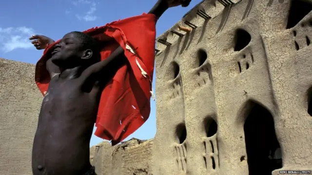 ਹਵਾ ਦੇ ਬੁੱਲੇ/ Child enjoying breez air