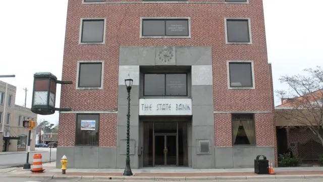 Imagen del edificio de ladrillo rojo.