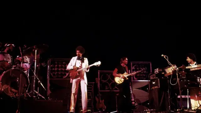 Выступление группы Return To Forever в Лондоне, январь 1975 года. На сцене – Ленни Вайт, Стенли Кларк Эл Ди Меола и Чик Кориа