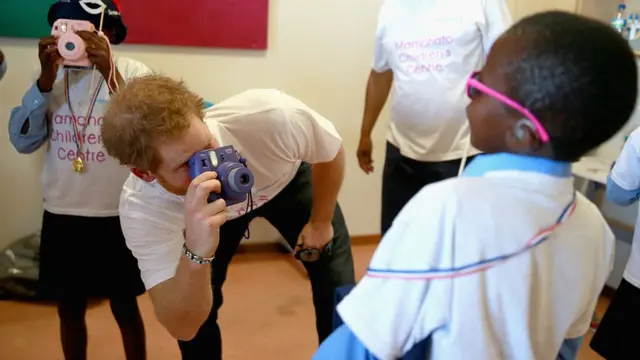 "அரச குடும்பத்திற்கு வெளியே இருக்க விரும்பினேன்" - இளவரசர் ஹாரி