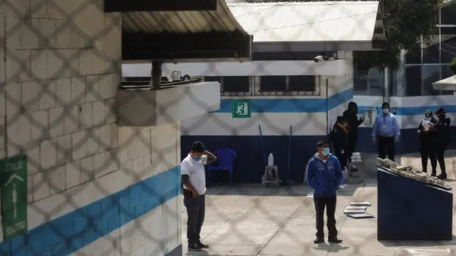 Migrantes guatemaltecos pasan la cuarentena en un albergue.