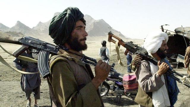Soldados armados do Talebã em 2001