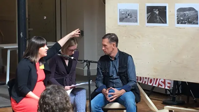 Вікторія Донован сама вела розмову з фотографом Чекменьовим