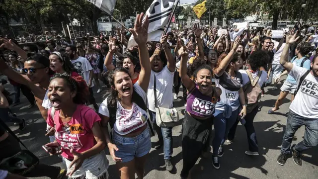 Estudantes protestam contra descaso no museu