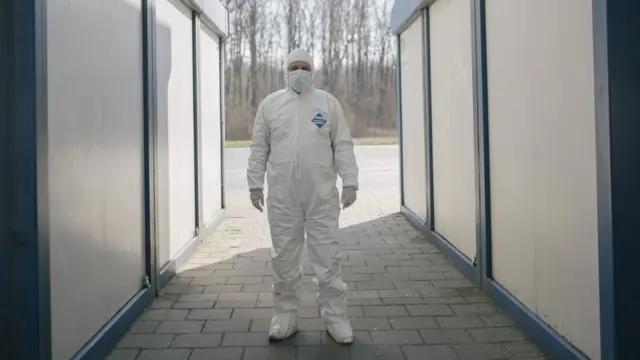 Pripadnik Vojske Srbije u zaštitnom odelu