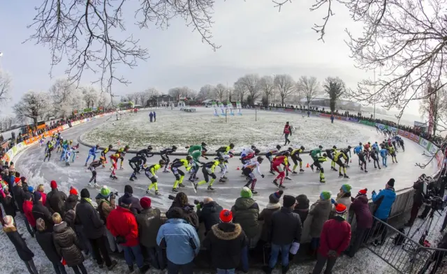 مجموعة من النساء يتنافسن في التزلج على الجليد في هولندا.