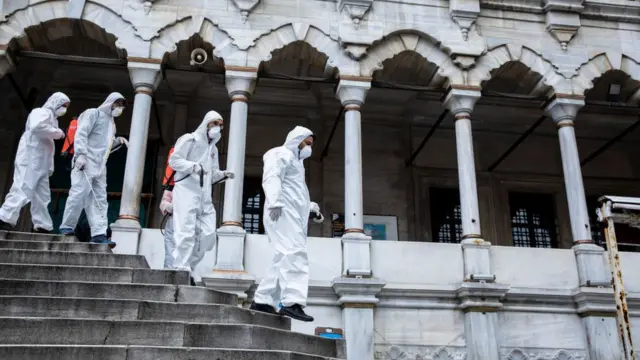 Dezinfeksiya keçirən işçilər