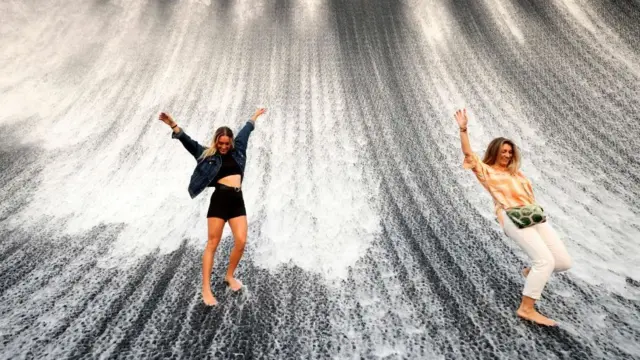 سائحتان تتزلجان على الماء