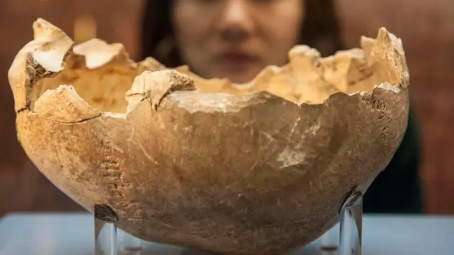 Un cráneo usado como recipiente