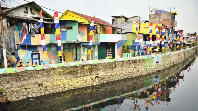Suasana Kampung Delta yang sedang dicat dengan nuansa Asian Games di kawasan Kemayoran, Jakarta, Jumat (13/7).