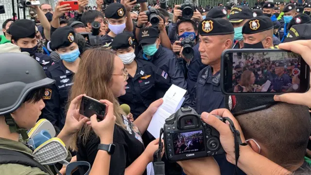 น.ส.ปนัสยา แกนนำแนวร่วมธรรมศาสตร์ฯ อ่านจดหมายเปิดผนึก