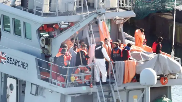 Laba doomood oo 26 rag ay saarnaayeen waxaa gacanta ku dhigay ciidamada ilaalada xadka.