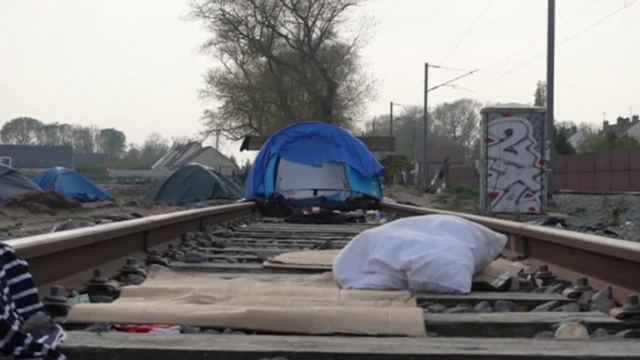 Une tente repose sur des voies ferrées désaffectées à Calais