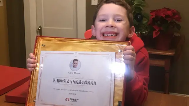 Gavin Thomas展示他的奖状