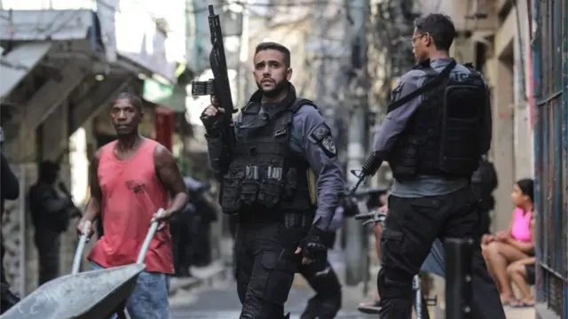 Policías en un operativo en Jacarezinho