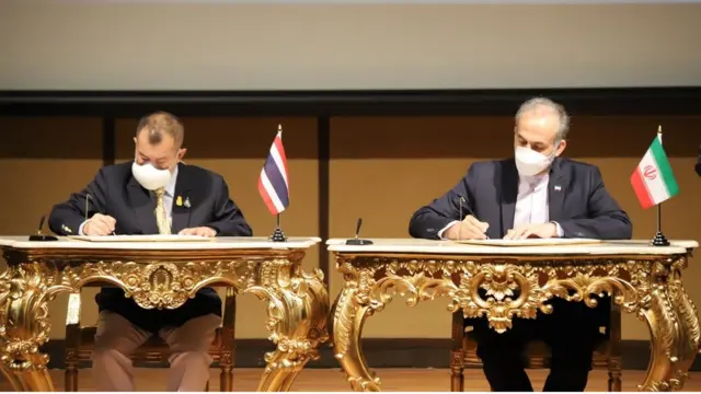 นายชัยยิด เรซ่า โนบัคตี (ขวา) เอกอัครราชทูตสาธารณรัฐอิสลามแห่งอิหร่านและผู้บริหาร ททบ.5 ร่วมลงนามร่วมกับในบันทึกความเข้าใจในการแลกเปลี่ยนข้อมูลข่าวสารและความร่วมมือด้านการค้า-การท่องเที่ยวและการเกษตร เมื่อวันที่ 10 มี.ค.