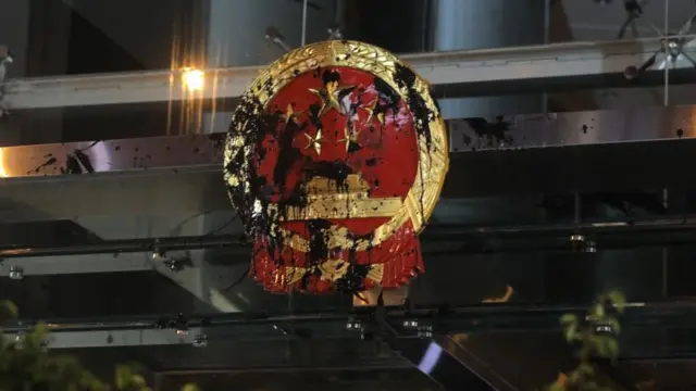 中联办门前的国徽