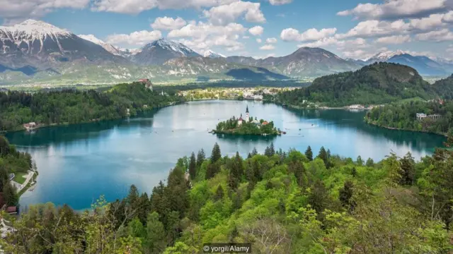 ரிக்லியின் காலத்தை தோண்டி எடுக்கிறது பிலெட் ஏரி. மன அழுத்தமான வாழ்வில் இருந்து விலகி இருக்க விரும்புவோருக்கு உகந்த இடமாக இந்த இடம் கருதப் படுகிறது. (நன்றி: யோர்கில்/அலாமி)