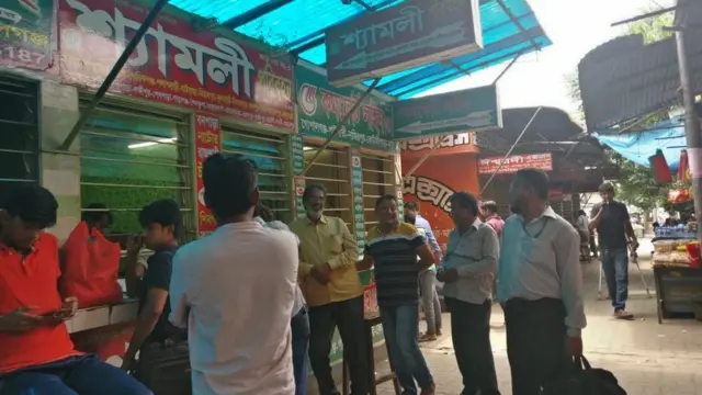 অন্যান্য সময়ের চেয়ে অপেক্ষাকৃত কম কর্মব্যস্ততার চিত্র দেখা যায় গাবতলি বাস টার্মিনালে