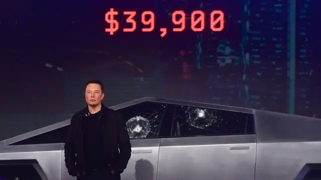 Elon musk frente al cybertruck