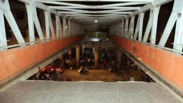மும்பையில் நடைமேம்பாலம் இடிந்து விபத்து