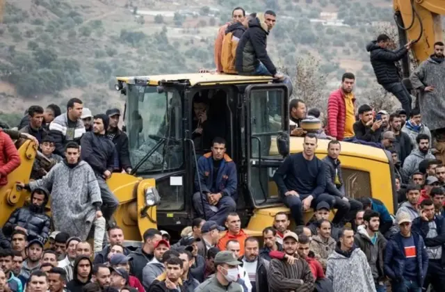 রায়ানকে উদ্ধার অভিযানের সময় হাজার হাজার মানুষ সেখানে ভিড় করেছিলেন।