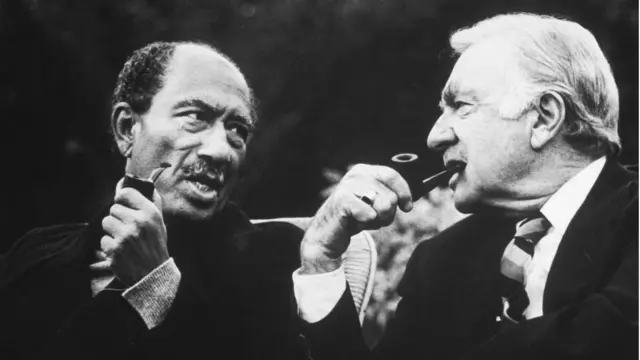 সিবিএস উপস্থাপক ওয়াল্টার ক্রনকাইটের (ডানে) সাথে আনোয়ার সাদাত (বামে)। ঐতিহাসিক সাক্ষাৎকার নেবার প্রায় দু মাস পর জানুয়ারি ১৯৭৮ সালে