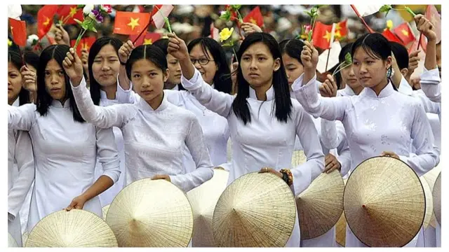 Nữ sinh Việt Nam trong một cuộc diễu hành
