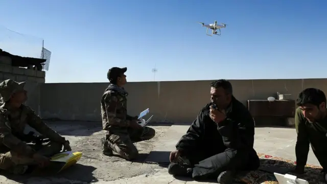 متحكمون في طائرة موجهة