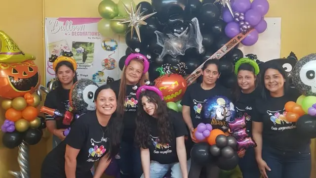 Deilyn Bracho (segunda desde la izqierda) y sus alumnas en un curso de decoración.