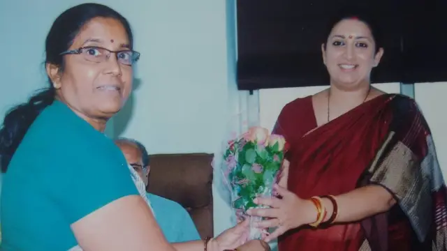 સ્મૃતિ ઈરાની સાથે રમિલાબહેન બારા