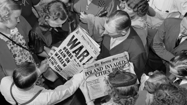 تعرضت وارسو إبان الحرب العالمية الثانية لقصف جوي مكثف، واعتزم سكانها الذين عادوا إليها أن يبذلوا كل ما في وسعهم لبدء حياتهم من جديد