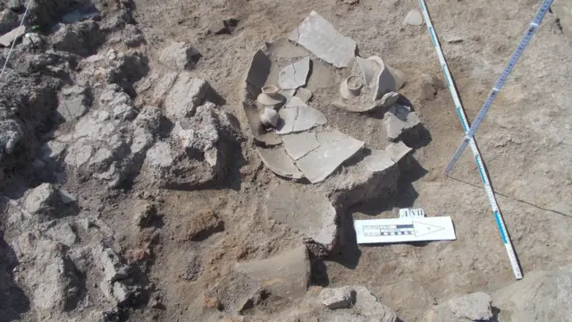 В одном из трипольских жилищ нашли набор маленьких сосудов, вложенный в большую посудину