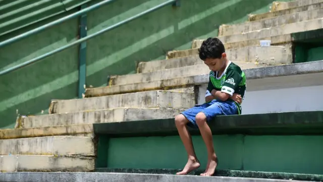 Gənc oğlan qəzaya uğrayan komandanın xatirəsini stadionda oturaraq anır