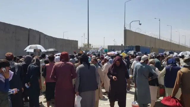 কাবুল বিমানবন্দরের গেটের বাইরে দেশত্যাগে মরীয়া আফগানদের ভিড়।