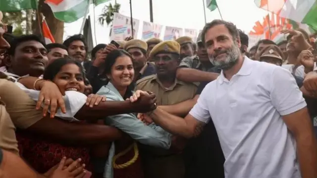 கை கொடுக்கும் ராகுல்
