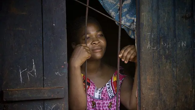 యువతి, బ్రెస్ట్ ఐరనింగ్