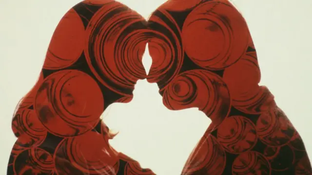 "மனநலத்தை காக்க பாலுறவு தவிர்த்தேன்": இவர்கள் ஏன் செக்ஸை தவிர்க்கிறார்கள்?