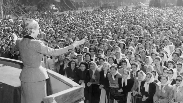 Eva Perón dirigiéndose a una multitud de mujeres.