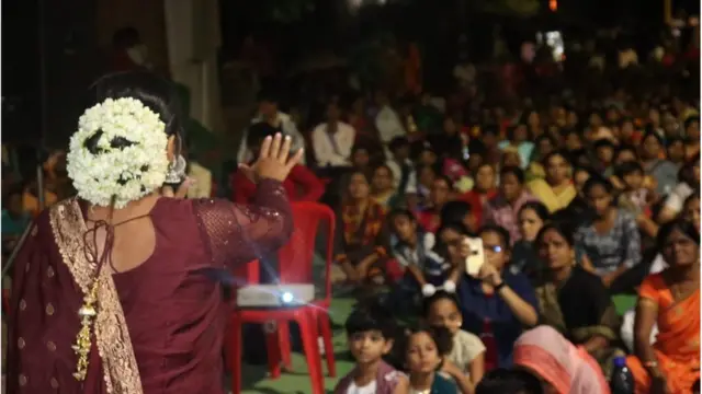 પ્રકાશ અને પ્રિયંકાની બહેન સંઘમિત્રાએ પૈસા એકઠા કરીને એક કેમેરા ખરીદ્યો હતો