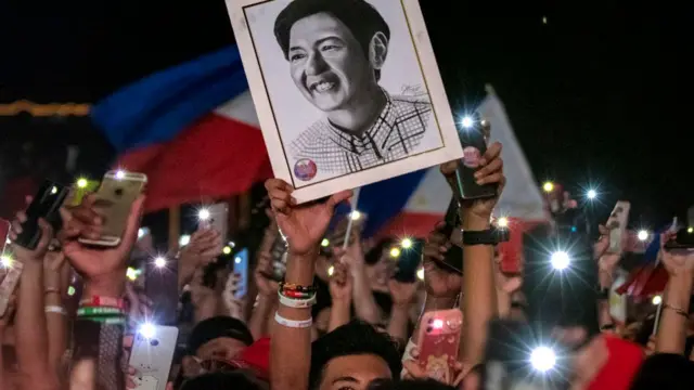 أنصار بونغ بونغ يحملون صورته في مسيرة خلال حملته.