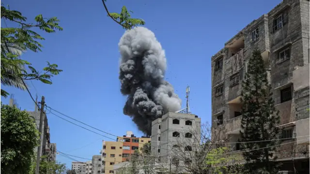 గాజాపై బాంబు దాడి కారణంగా ఏర్పడిన పొగ