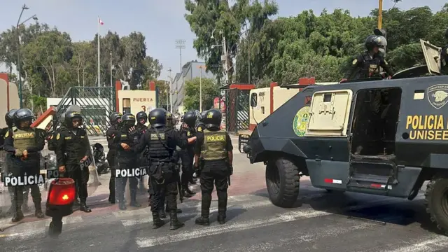 Policías frente a la puerta 3 de la Universidad de San Marcos.