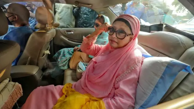 ২০২০ সালের ২৫শে মার্চ, কারাগার থেকে শর্তসাপেক্ষে ছয়মাসের জন্য মুক্তি পাবার পর গাড়িতে খালেদা জিয়া