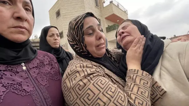 كانت غالية (يمينا) هي التي ترعى فلة