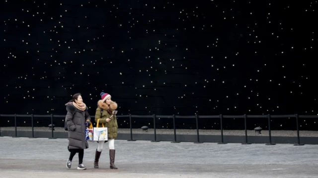 ศาลาจัดแสดงนิทรรศการของบริษัทรถยนต์ฮุนไดถูกทาด้วยสีดำแวนตาแบล็ก เพื่อดึงดูดผู้เข้าชมมหกรรมกีฬาโอลิมปิกฤดูหนาวที่เกาหลีใต้เมื่อปีที่แล้ว