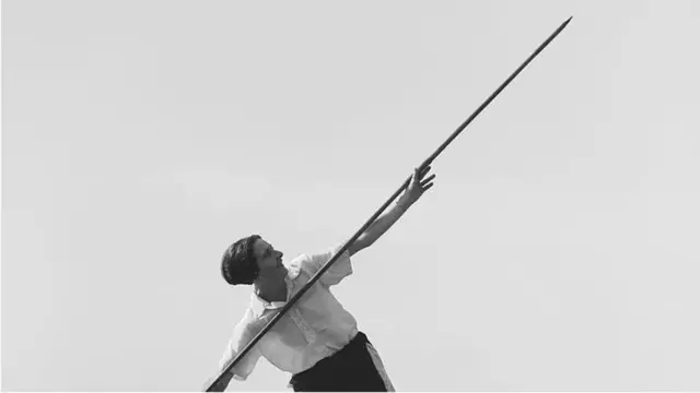 L'ancienne footballeuse Lily Barr s'entraîne au javelot.