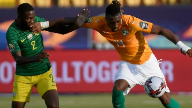 Le défenseur sud-africain Buhle Mkhwanazi (à gauche) se bat pour le ballon, avec l'attaquant ivoirien Jonathan Kodjia, l'auteur du but des Éléphants.